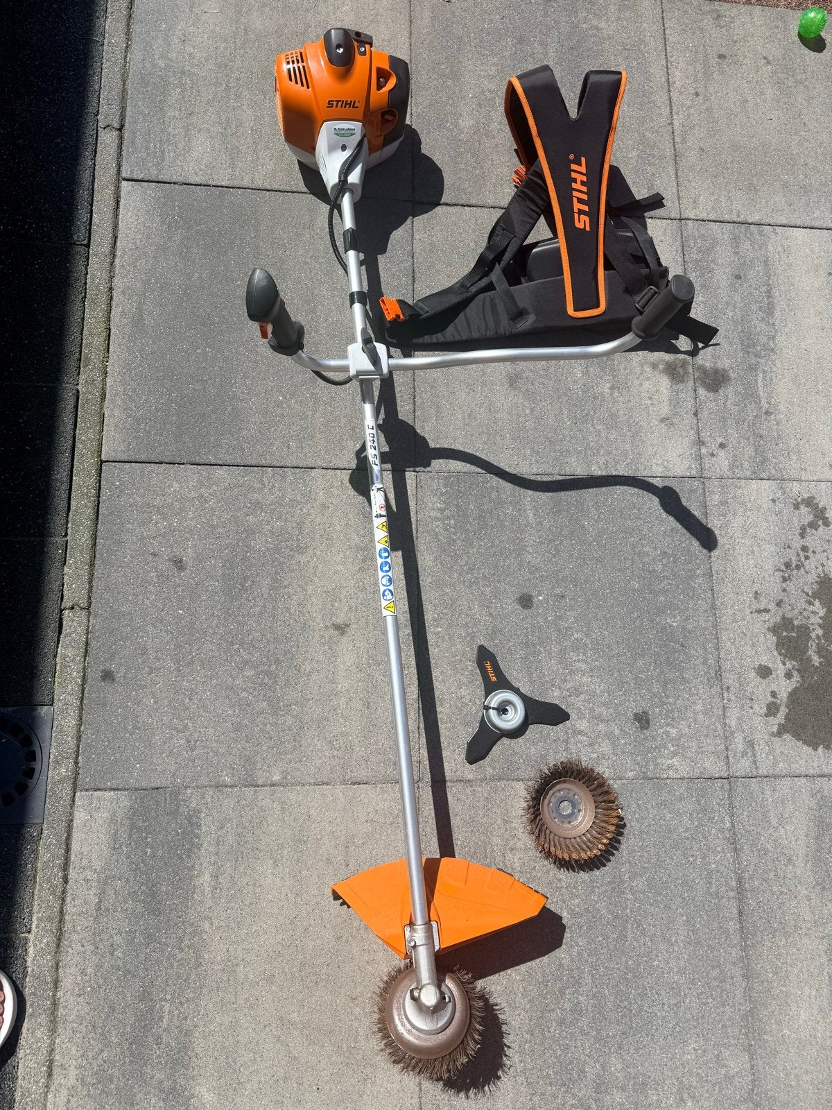 Stihl FS 240 C Bosmaaier Benzine met Harnas en Accessoires, Ophalen, Gebruikt, 50 cm of meer, Benzine-grasmaaier