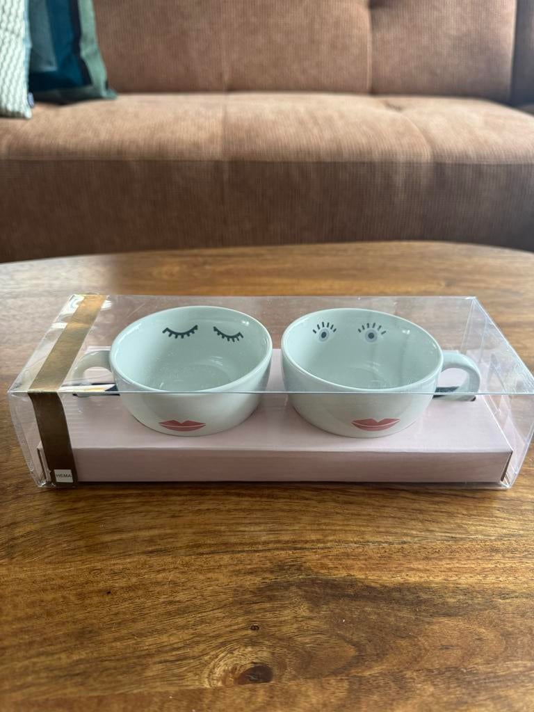 Nieuwe HEMA Mokken - Set van 2 met gezichtjes, Huis en Inrichting, Keuken | Servies, Keramiek, Nieuw, Ophalen of Verzenden, Overige stijlen