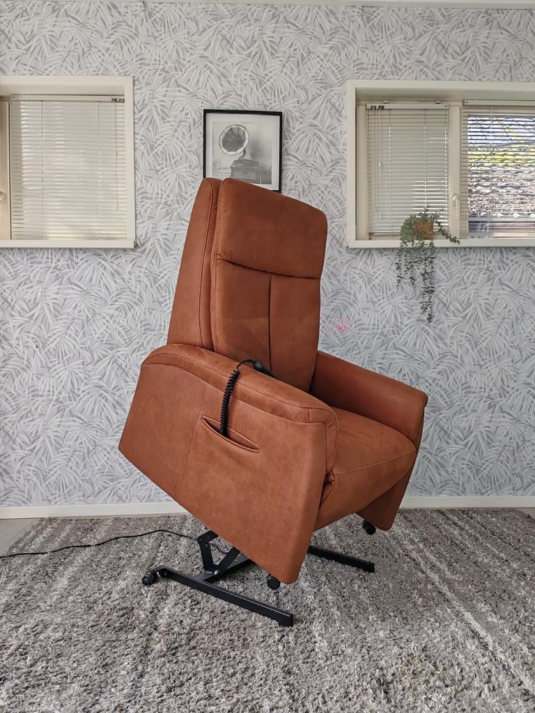 Bruine Hukla sta-op stoel relax fauteuil 2024, Huis en Inrichting, Fauteuils, 75 tot 100 cm, Ophalen of Verzenden, Zo goed als nieuw