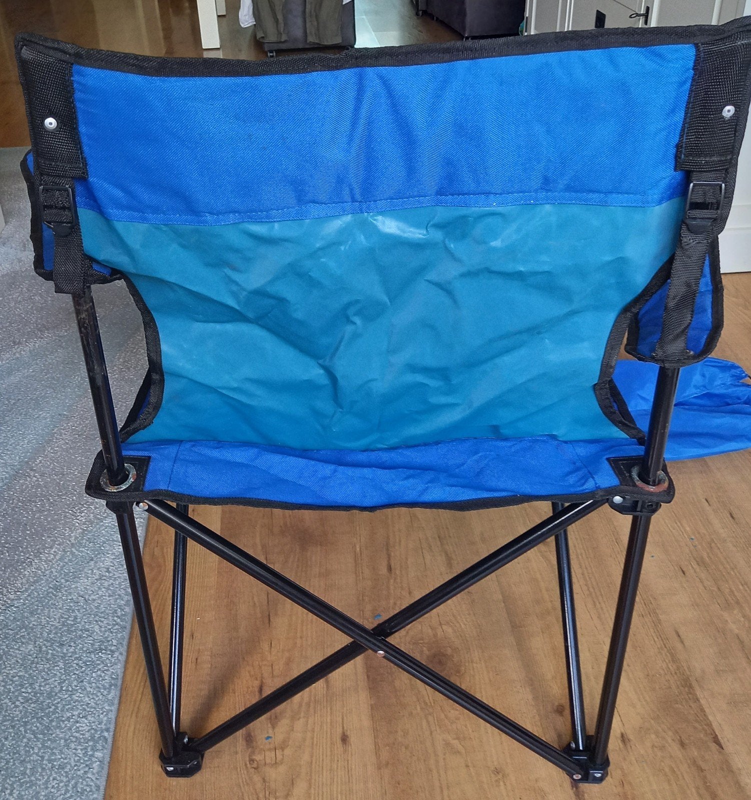 Kompakt blauw opvouwbaar campingstoeltje met bekerhouder, Ophalen