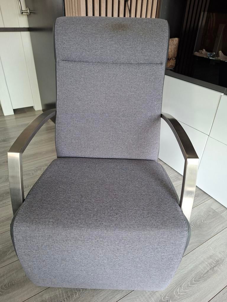 grijze fauteuil, Huis en Inrichting, Tafels | Eettafels, Ophalen, Gebruikt, 50 tot 100 cm, Overige materialen