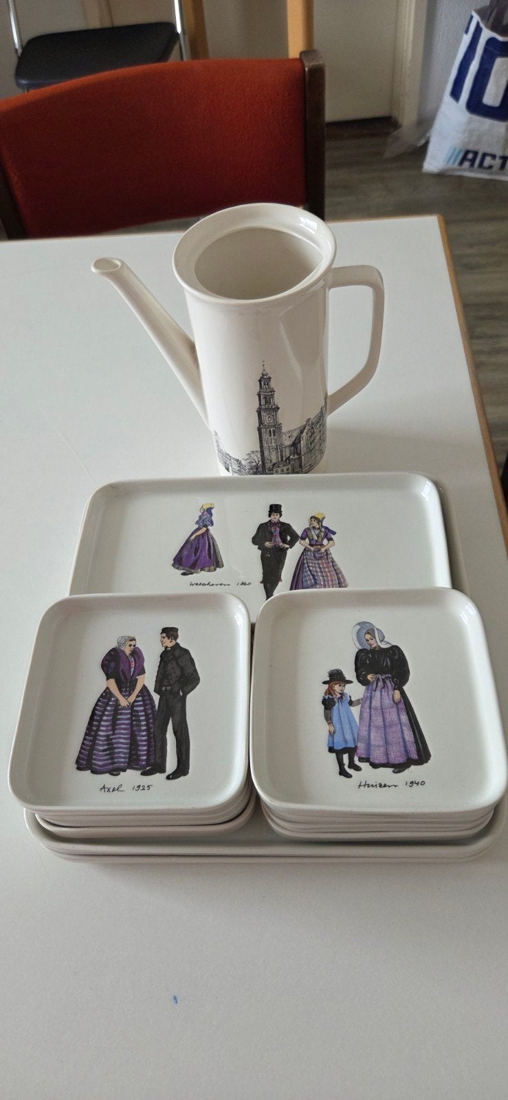 11 schaaltjes Villeroy en Boch. Klederdracht., Huis en Inrichting, Keuken | Servies, Ophalen of Verzenden, Porselein, Overige stijlen