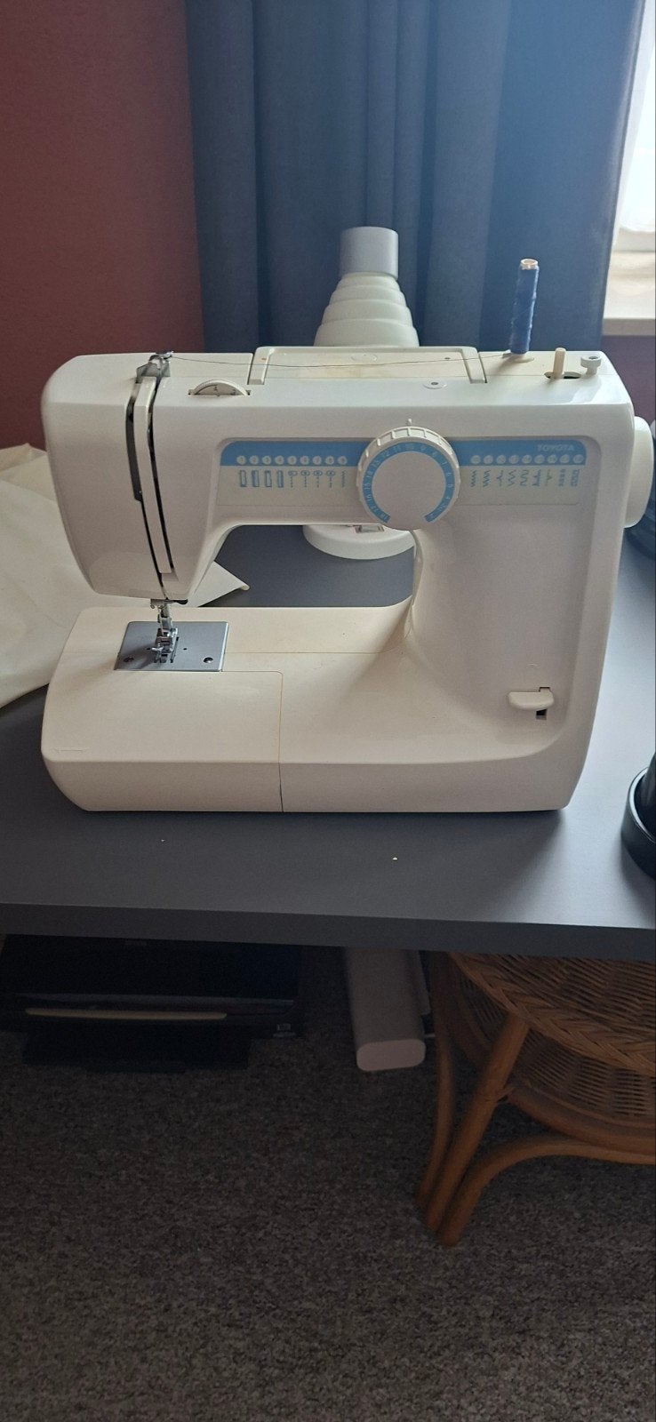 Witte naaimachine met voetpedaal en hoes, Ophalen of Verzenden, Gebruikt, Naaimachine, Overige merken