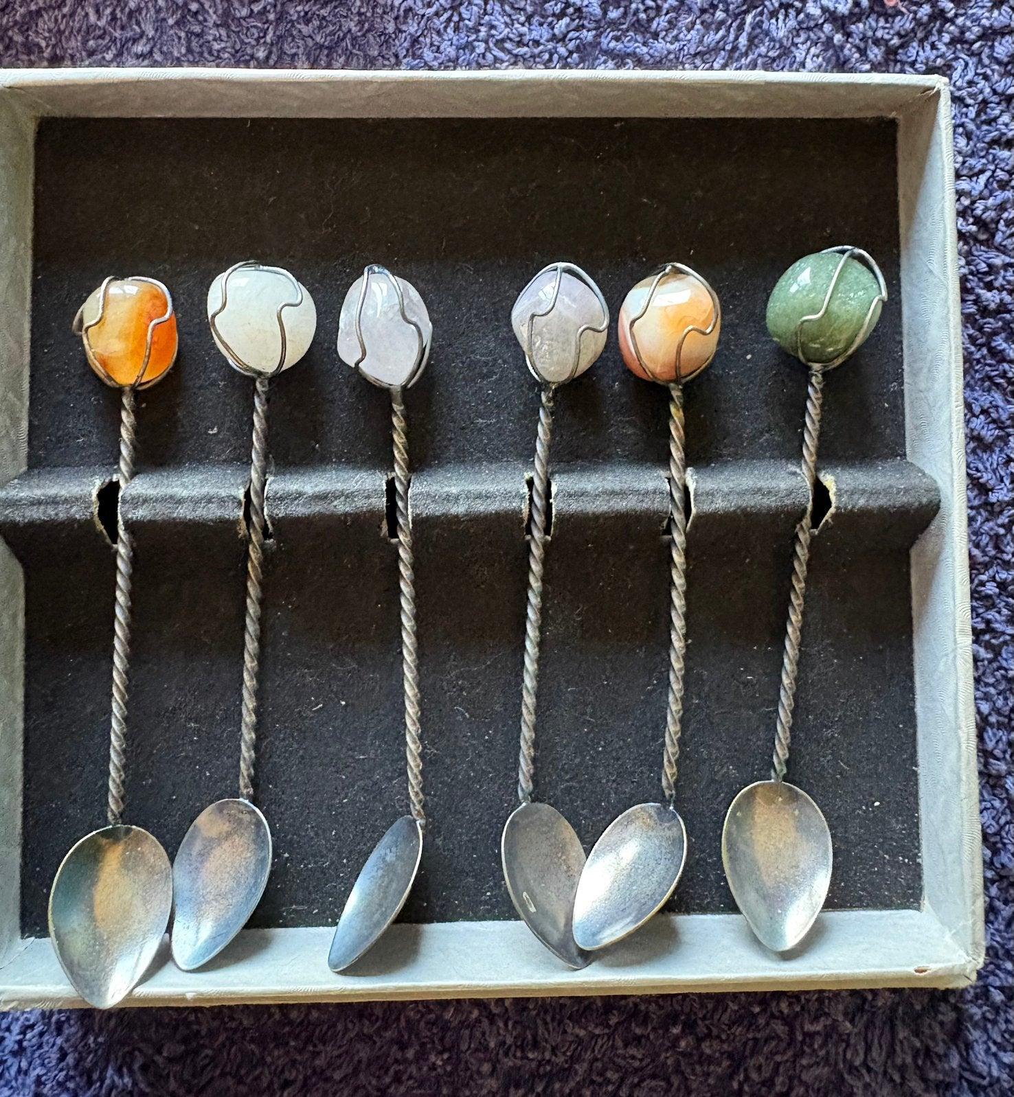 Set lepeltjes met halfedelsteen of mineraal aan het uiteinde, Ophalen