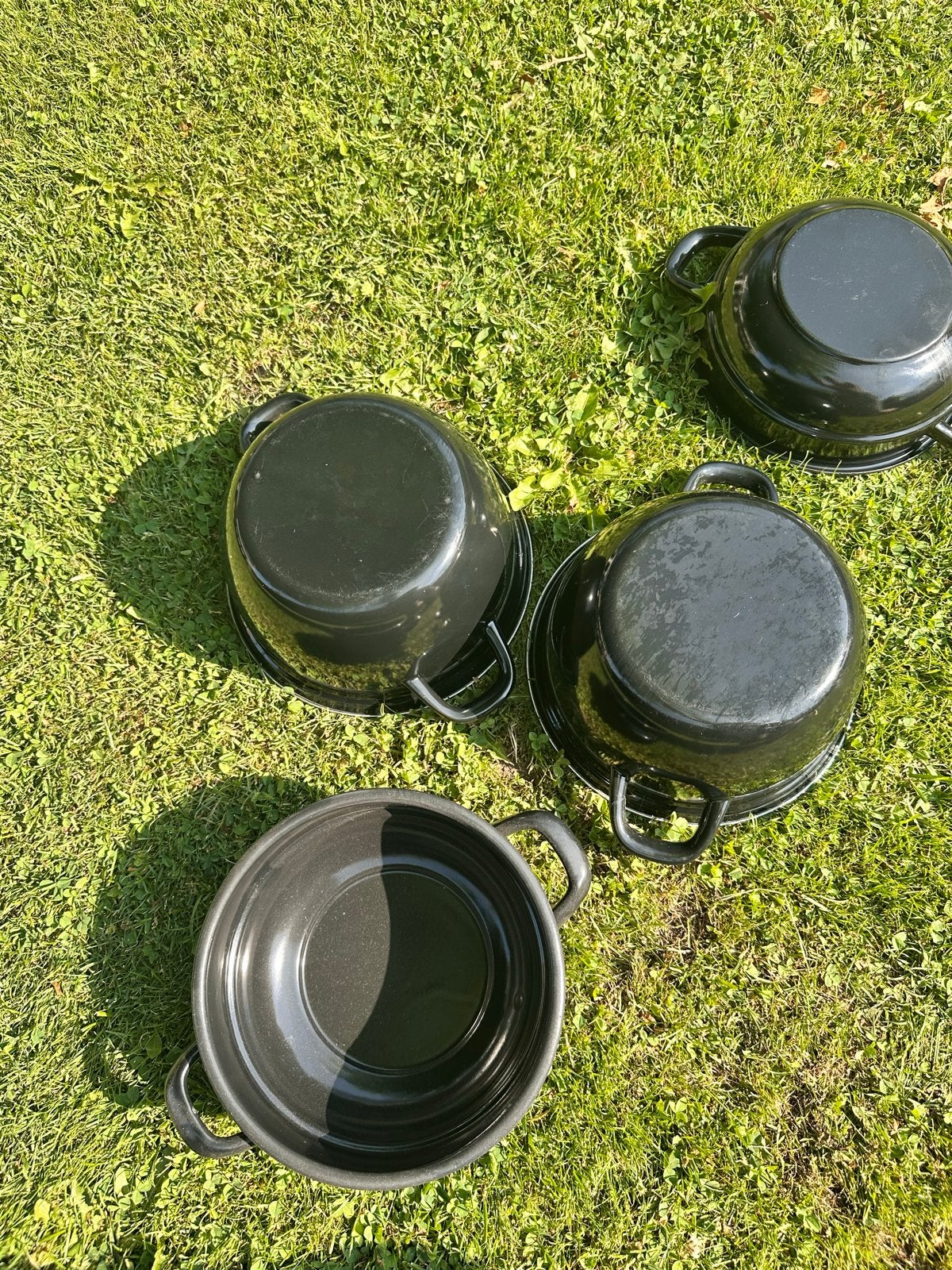 2 complete zwarte emaille mossel kookpannen met deksels, Zo goed als nieuw, Kookpan, Emaille, Overige merken