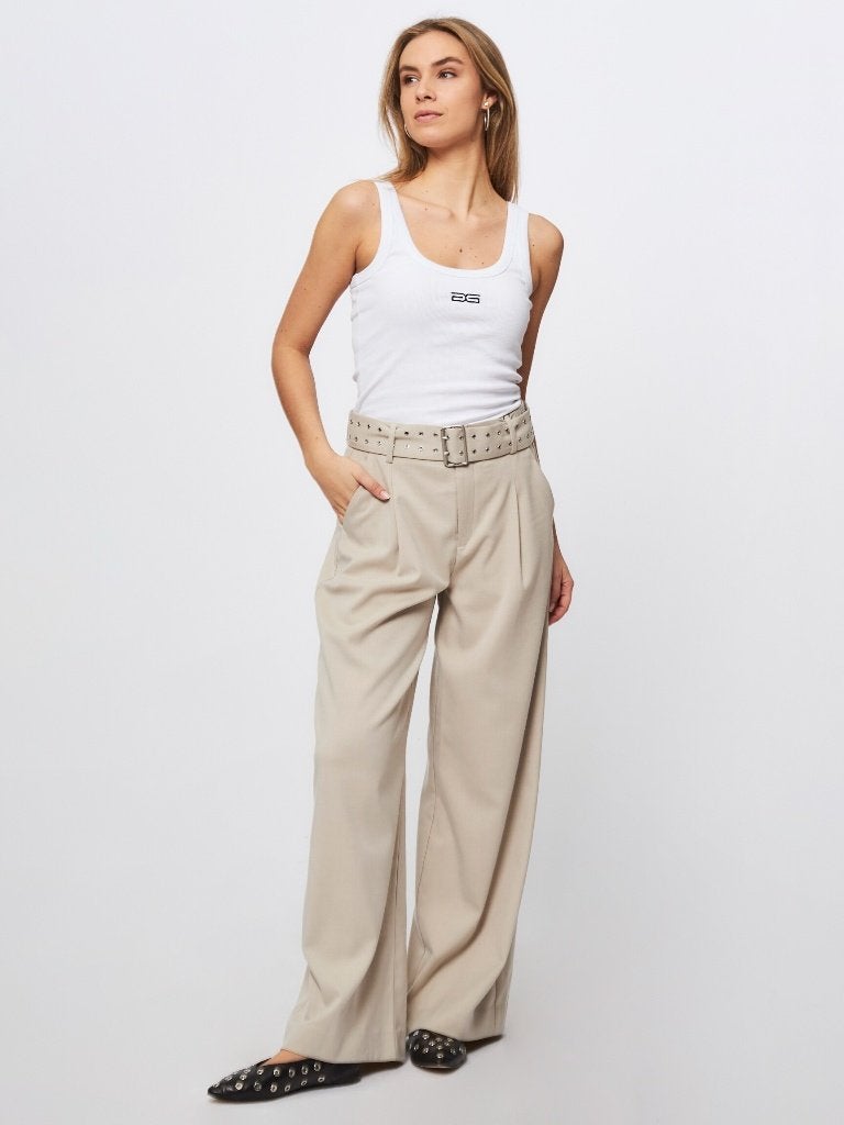 Z.G.A.N! Gestuz Editha broek met riem en plooien zand 36, Kleding | Dames, Verzenden, Beige, Zo goed als nieuw, Gestuz
