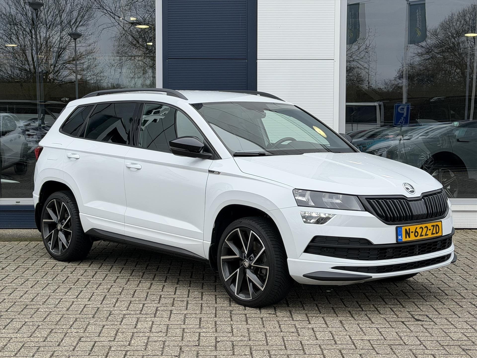 Skoda Karoq |SUMMER DEALS | 1.5 TSI 150 pk DSG Sportline Bus, Auto's, Skoda, Stof, 4 cilinders, Wit, Karoq
