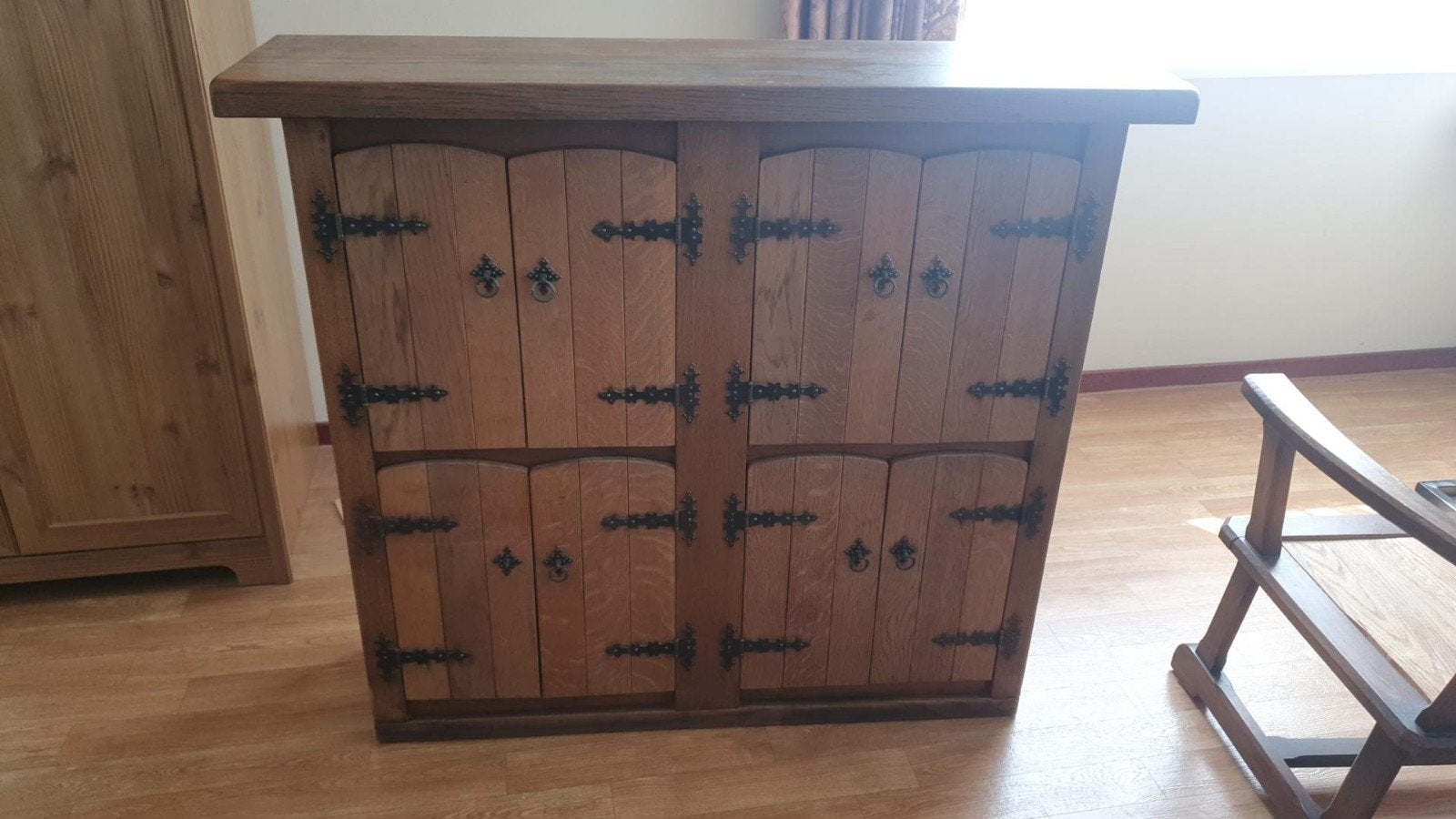 Massief eiken dressoir met smeedijzeren beslag, Huis en Inrichting, Kasten | Dressoirs, Ophalen, Gebruikt, 100 tot 150 cm, Eikenhout