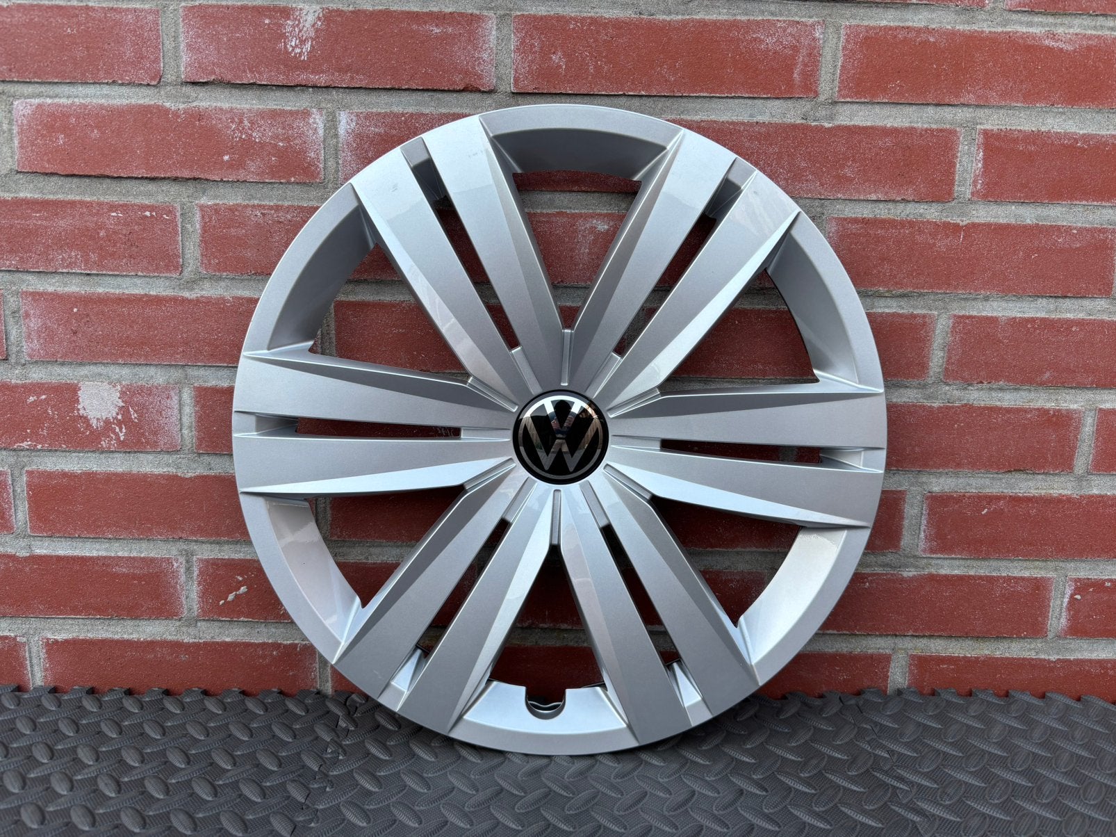 1 originele Volkswagen Caddy en Touran wieldop 16 inch, Auto diversen, Wieldoppen, Ophalen of Verzenden, Gebruikt