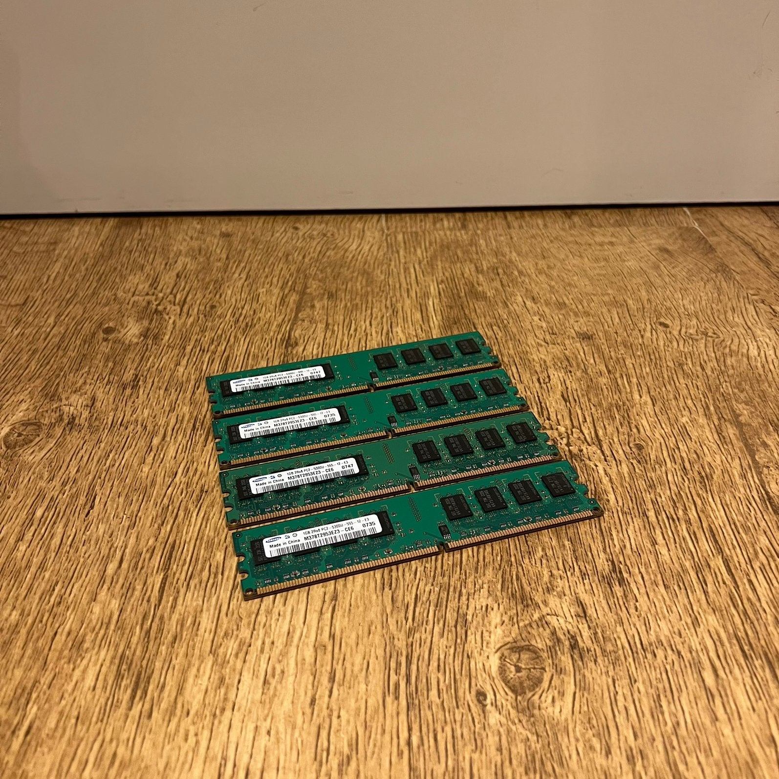 Samsung 4GB 2Rx8 PC2 5300U DDR2 ( 4x 1GB ), Computers en Software, RAM geheugen, Gebruikt, Ophalen of Verzenden, DDR2, Desktop