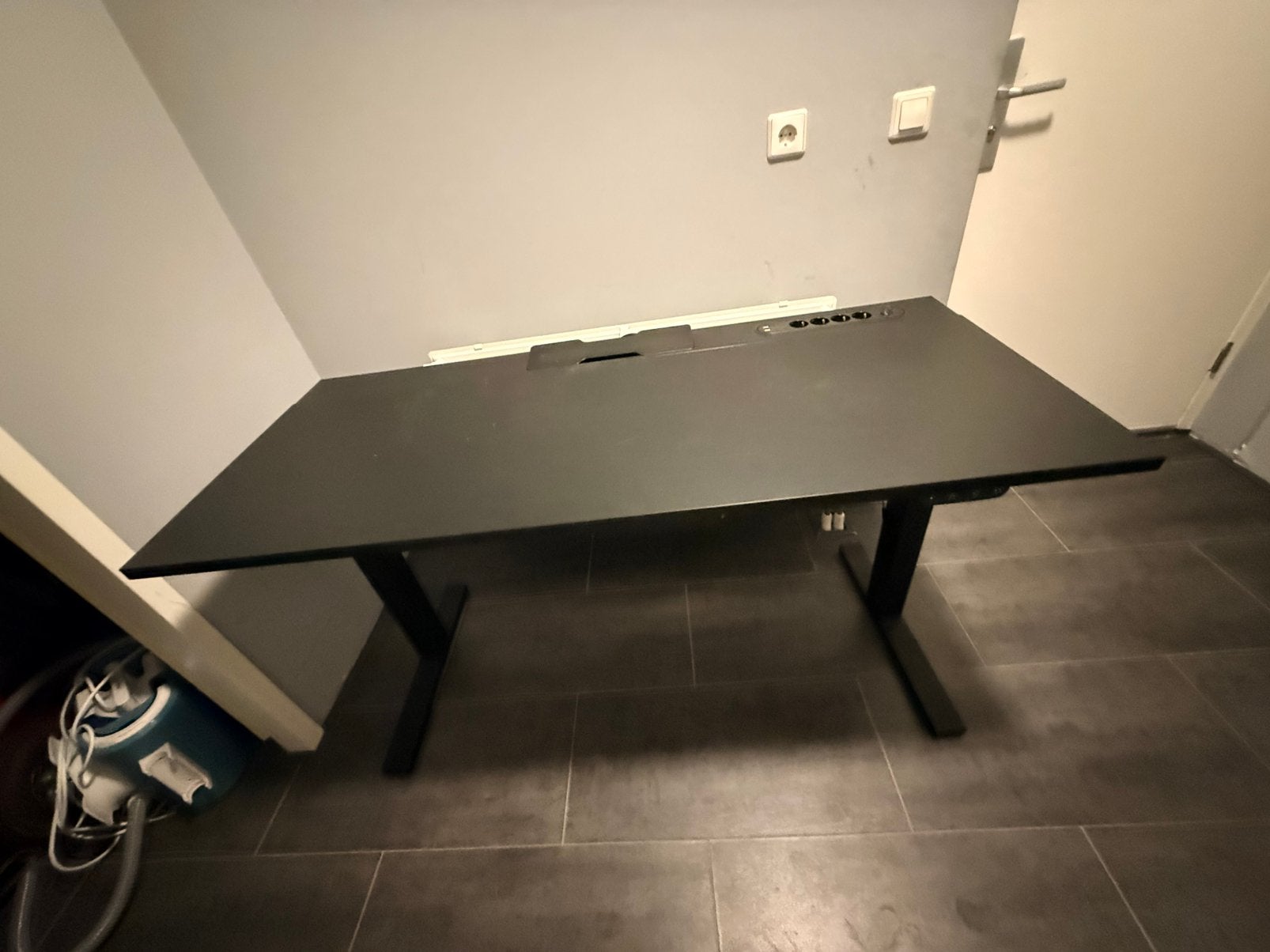 Ikea Mittzon bureau - slechts half jaar oud en conpleet!, Huis en Inrichting, Bureaus, Ophalen, Elektrisch, Zo goed als nieuw