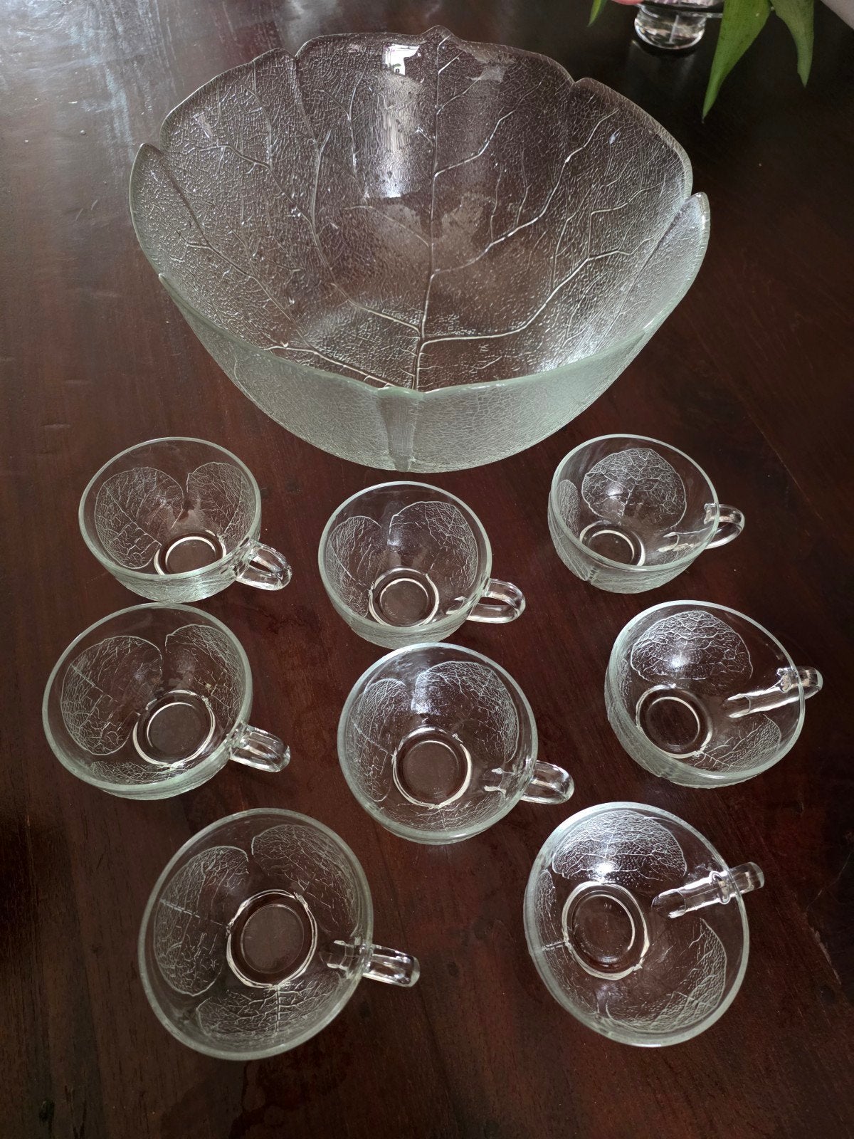 Glazen kom en 8 kopjes met bladmotief - Vintage servies, Gebruikt, Vintage, Ophalen of Verzenden, Glas