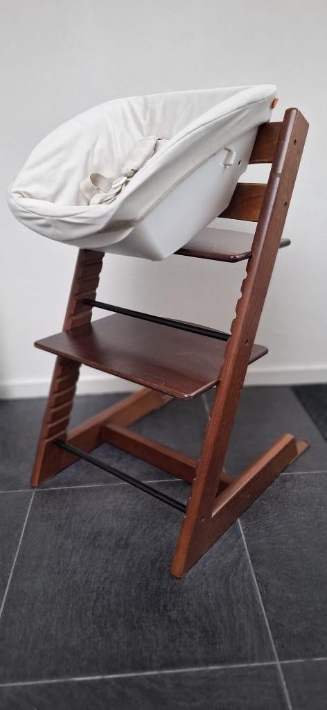 Stokke triptrap walnoot met accesoires, Kinderen en Baby's, Kinderstoelen, Ophalen, Gebruikt, Meegroeistoel