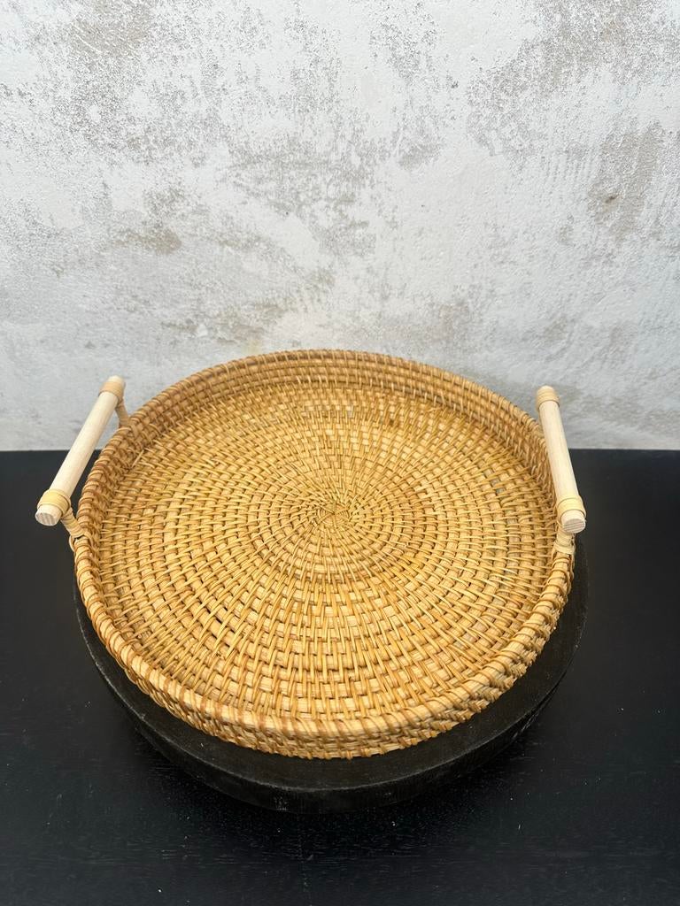 Decoratief rond rotan dienblad met houten handvatten, Ophalen of Verzenden, Zo goed als nieuw, Rond, Overige materialen