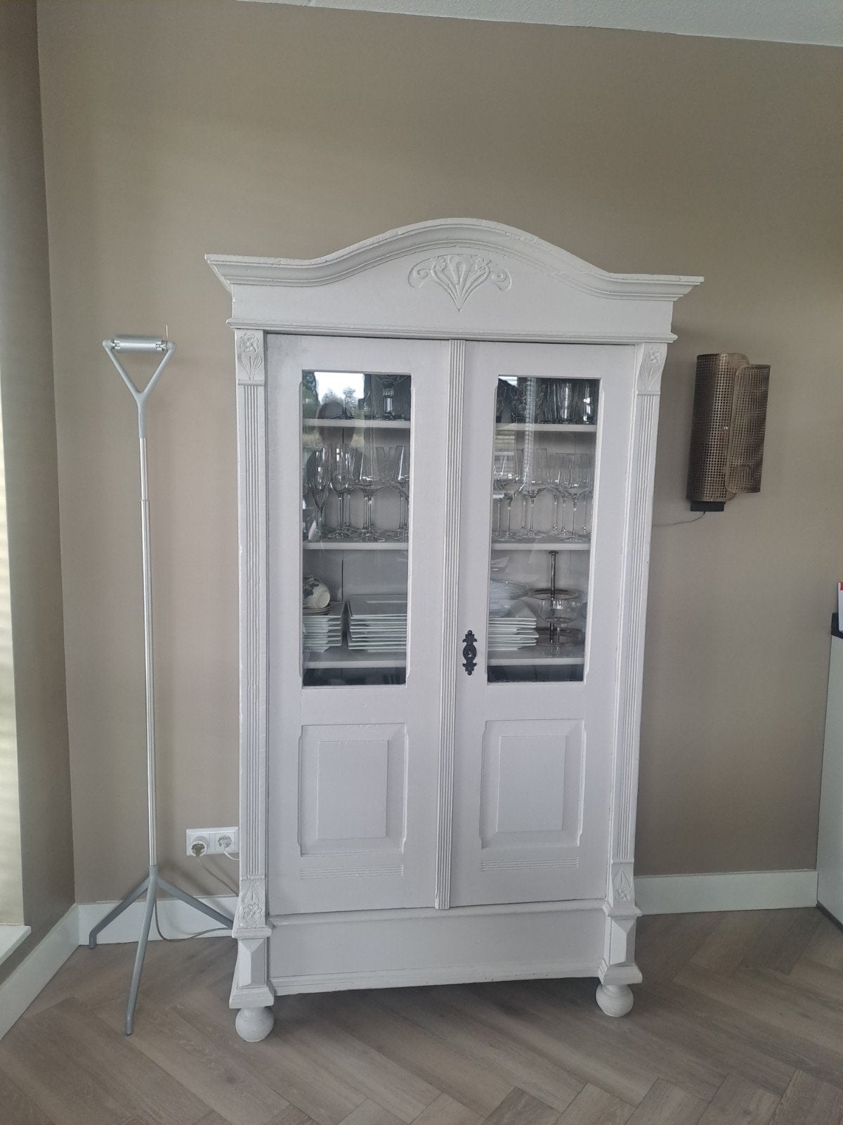 Antieke servieskast / vitrinekast - Wit, Ophalen, Met plank(en), Gebruikt, 100 tot 150 cm