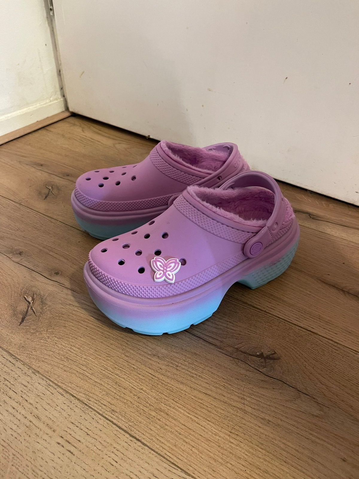 Lila/blauwe crocs met plateau en bont maat 36/37 W6, Slippers, Overige kleuren, Ophalen of Verzenden, Zo goed als nieuw