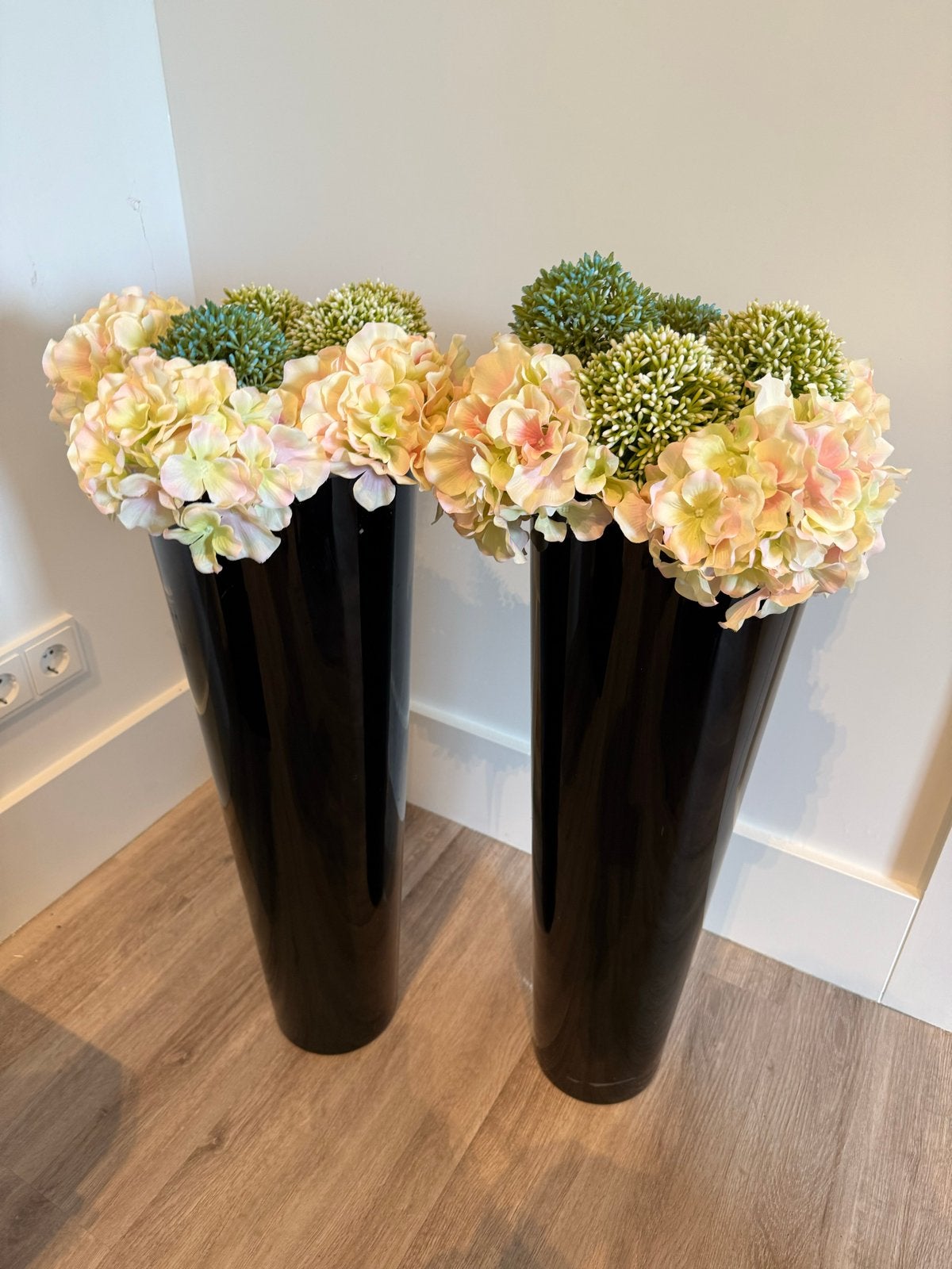 Set van 2 zwarte glazen vazen met kunstbloemen, Huis en Inrichting, Ophalen, Zwart, Inclusief decoratie, Glas