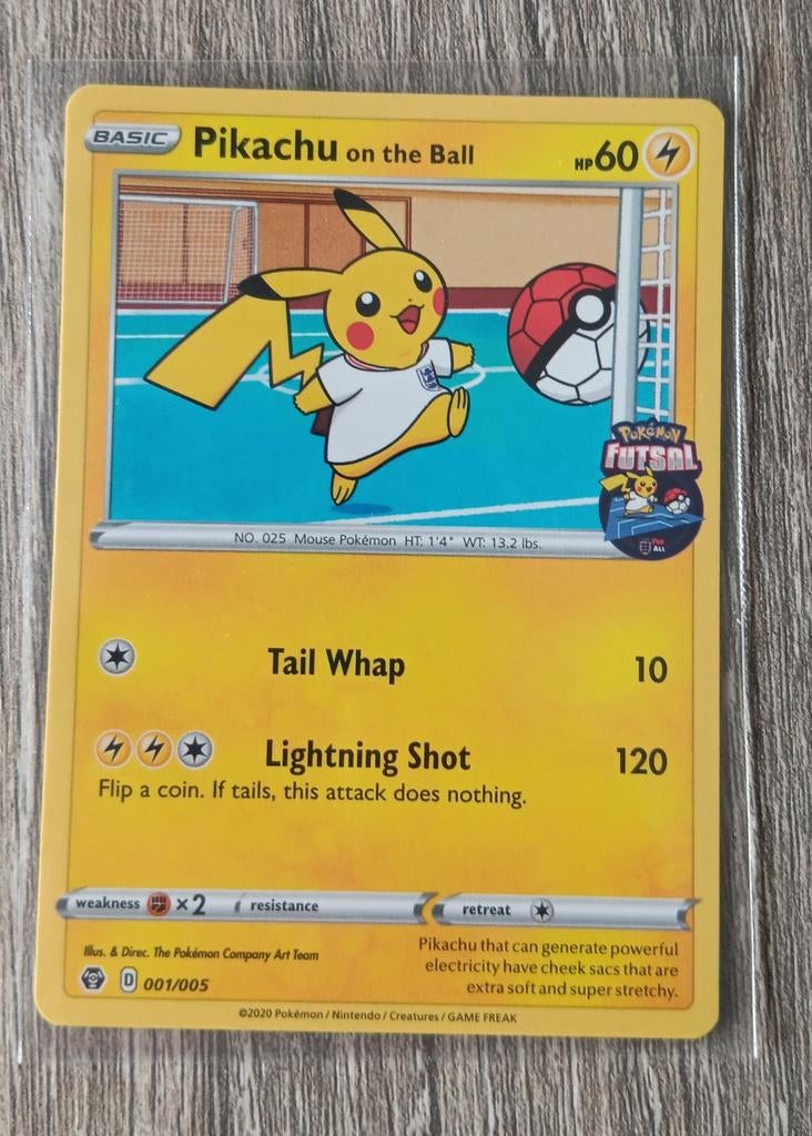 Pikachu on the Ball Futsal Promo, Hobby en Vrije tijd, Verzamelkaartspellen | Pokémon, Ophalen of Verzenden, Zo goed als nieuw