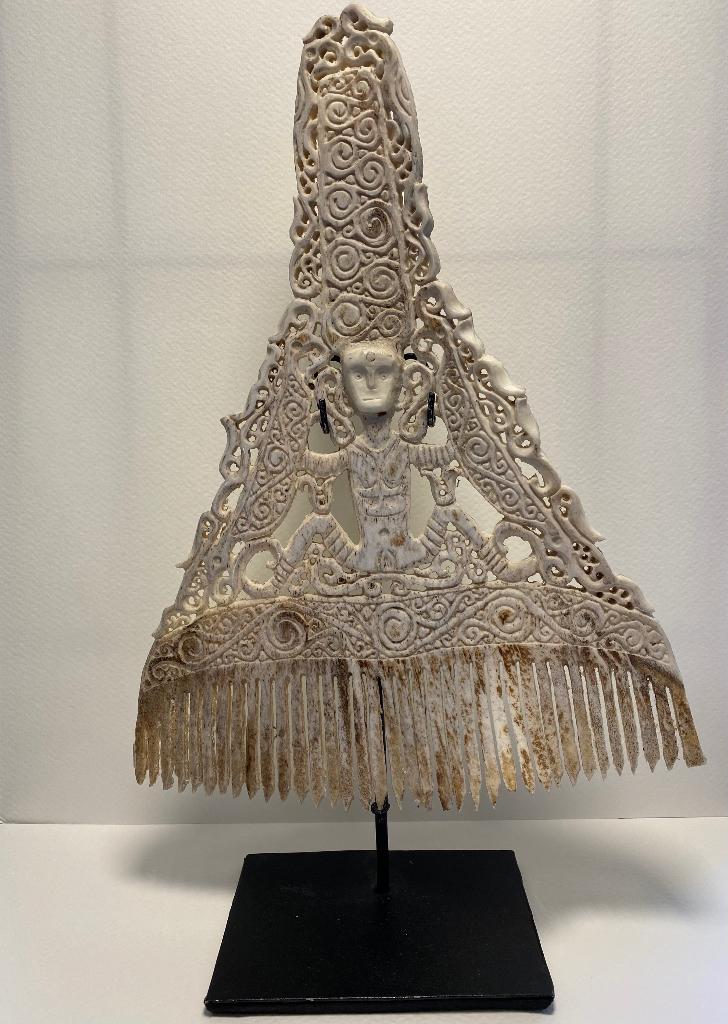 Tribale haarkam, gesneden uit bot, op stand, Indonesië, 29cm, Antiek en Kunst, Ophalen of Verzenden