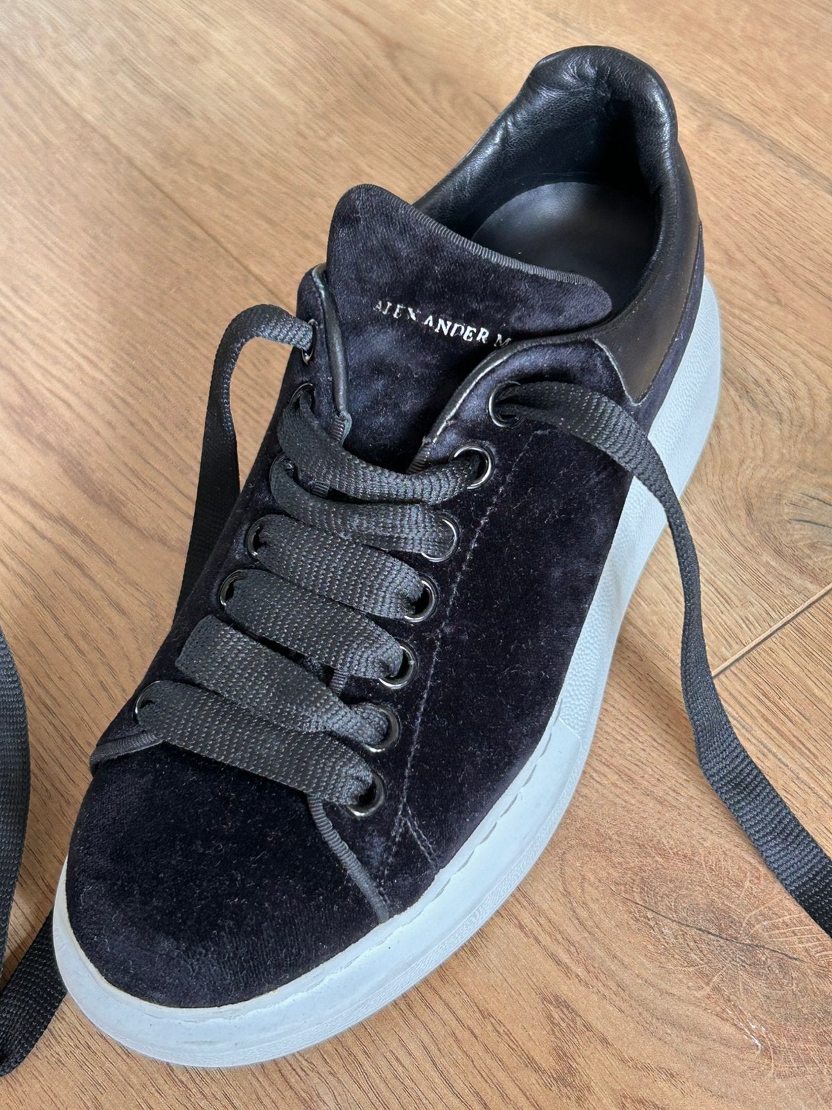 Velvet Alexander McQueen Oversized sneakers  37, Ophalen, Gedragen, Zwart