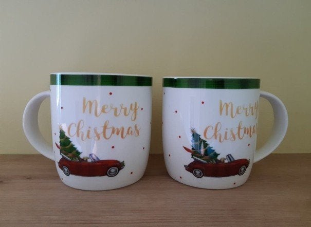 2 Kerstmokken 'Merry Christmas' met auto en kerstboom, Zo goed als nieuw, Overige stijlen, Porselein, Mok