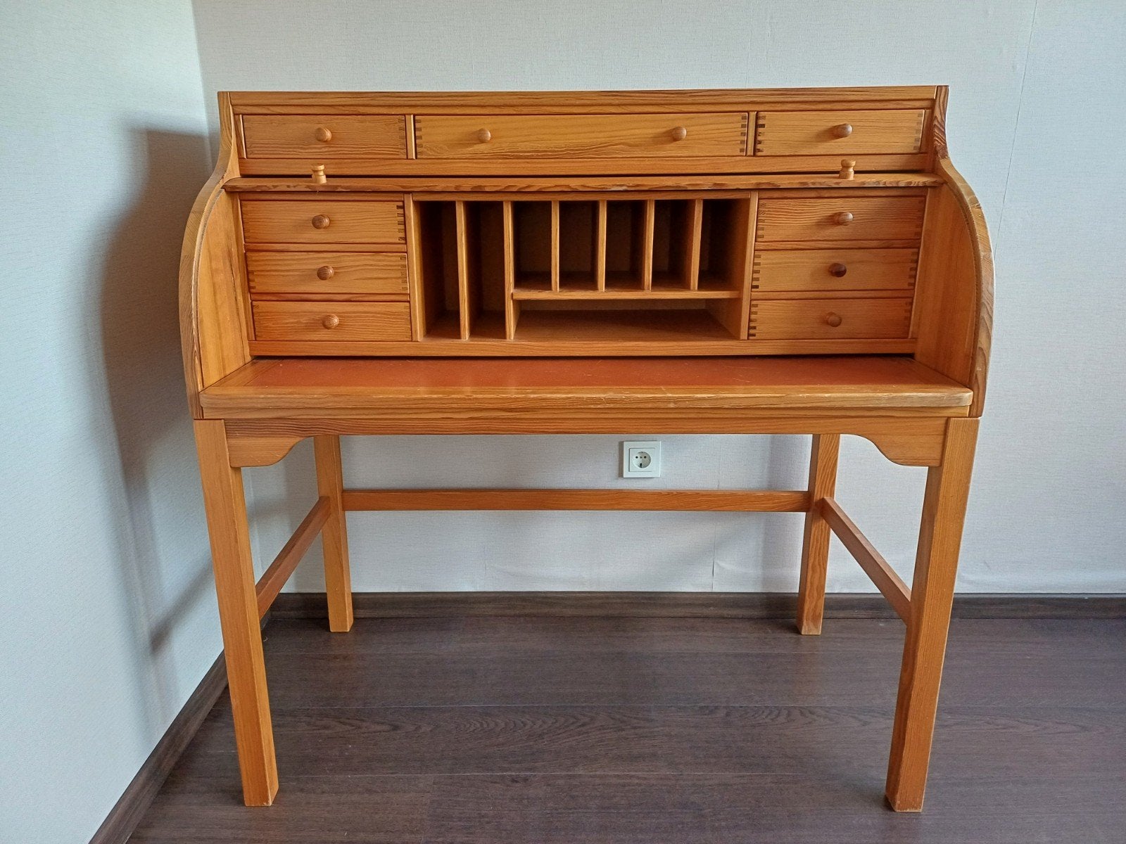 Grenen Scandinavisch bureau met zwaluwstaart verbinding, Ophalen