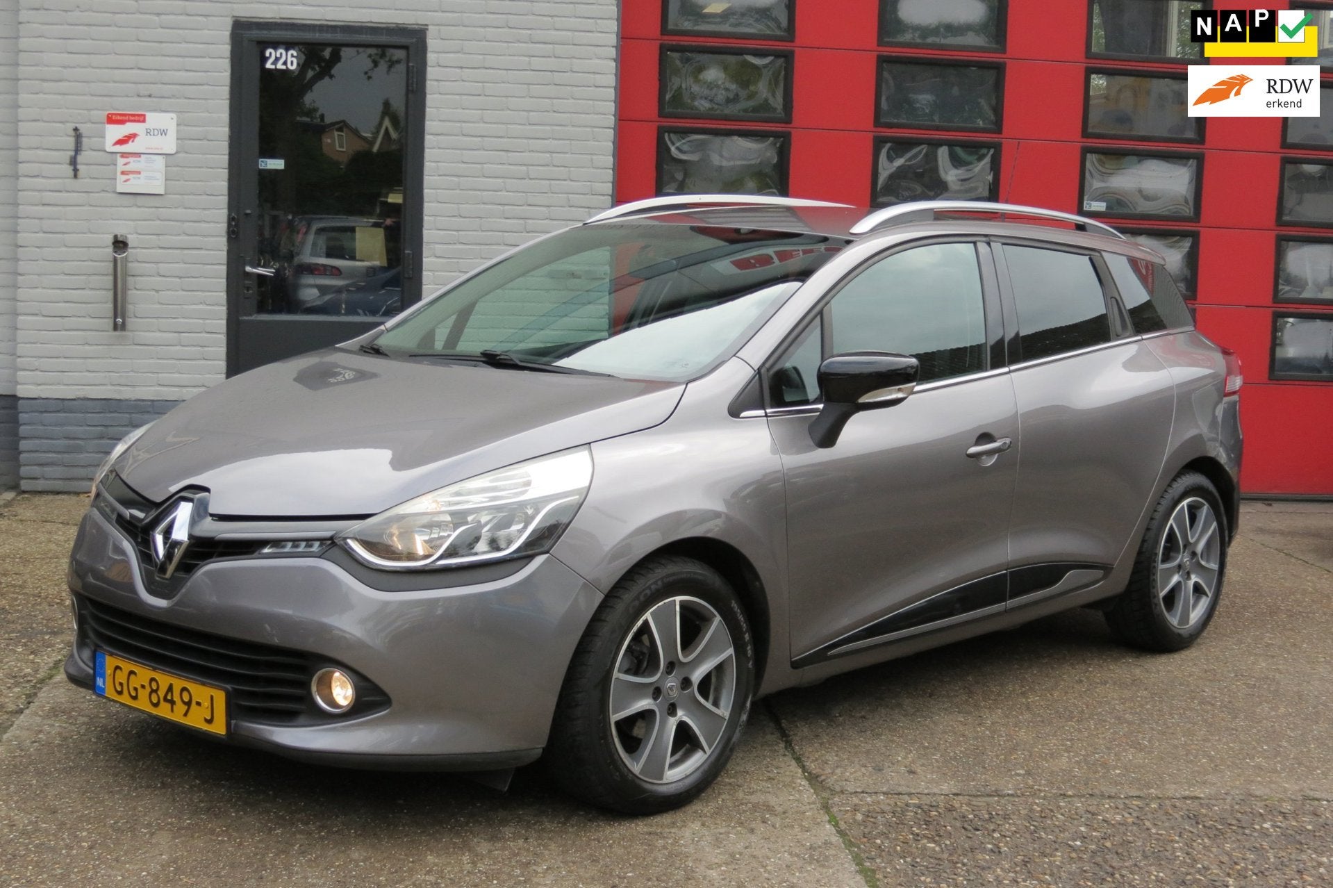 Renault Clio Estate 0.9 TCe Night&Day , Navi , Cruise , PDC, Origineel Nederlands, Handgeschakeld, Zilver of Grijs, 90 pk