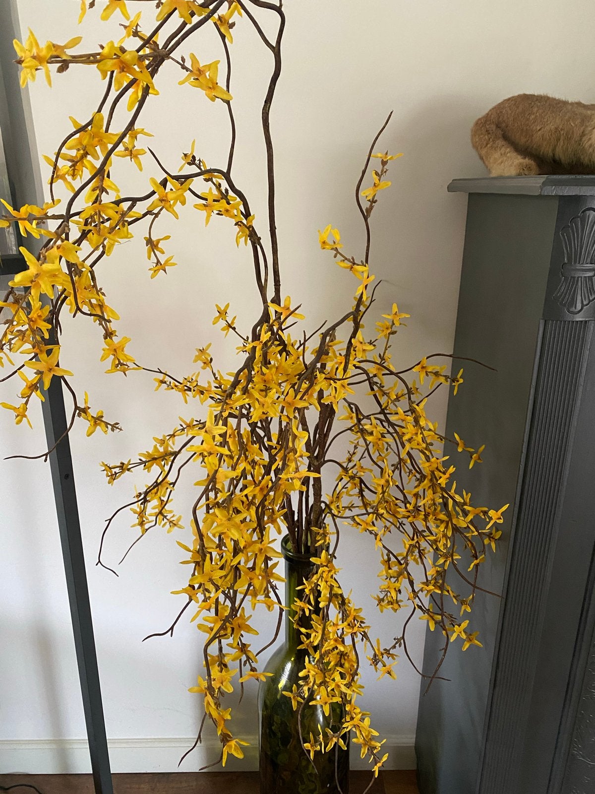 Grote glazen vaas met kunsttakken (Forsythia), Huis en Inrichting, Woonaccessoires | Vazen, Ophalen, Inclusief decoratie, Groen