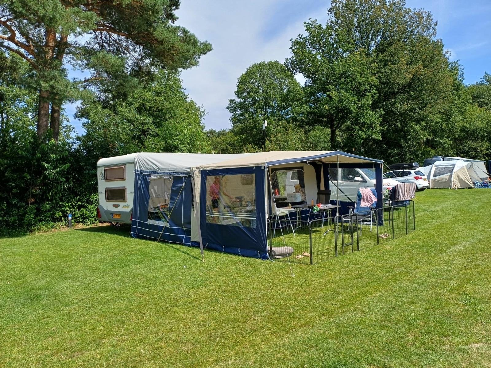 Knaus Sudwind 500 - AIRCO Ideaal voor gezinnen (6 personen), Caravans en Kamperen, Rondzit, Frans bed, 7 tot 8 meter, Particulier