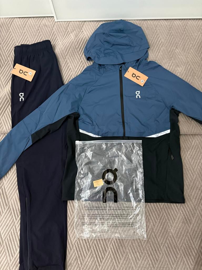 On Cloud Trainingspak Maat S - Nieuw en Ongedragen, Kleding | Heren, Sportkleding, Ophalen of Verzenden, Nieuw, Blauw, Hardlopen of Fietsen