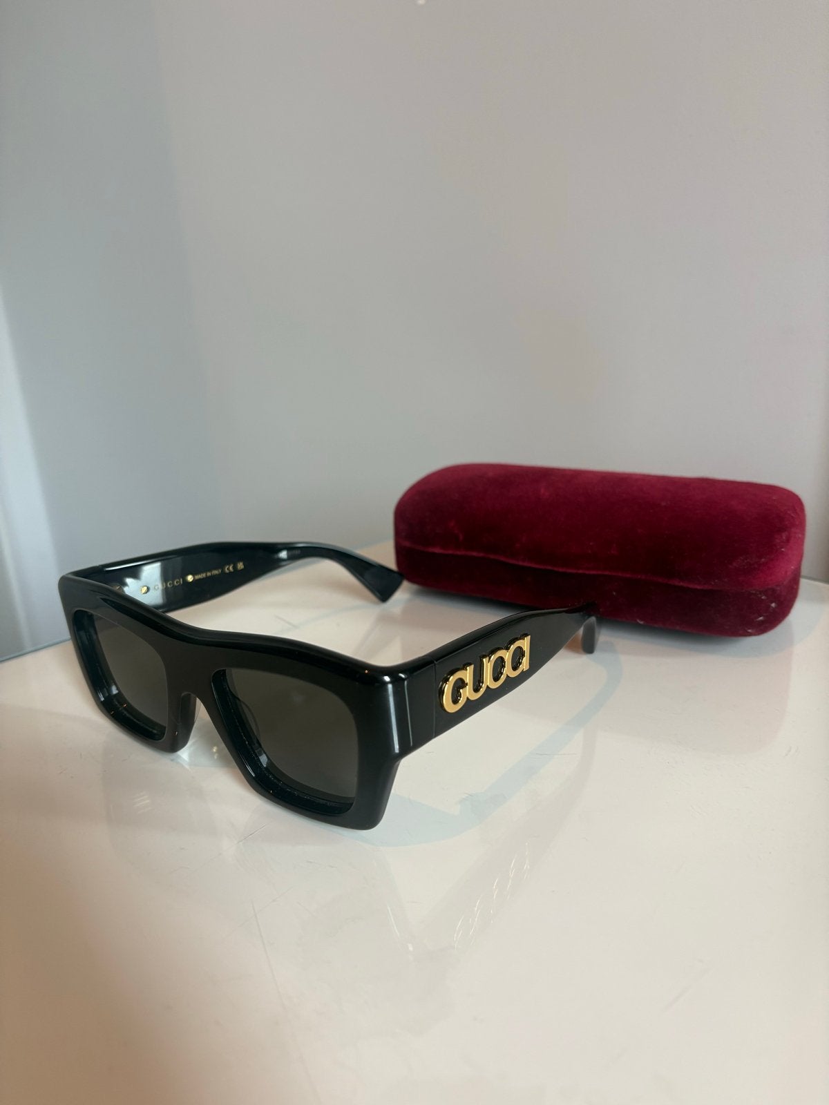 Gucci Zonnebril met koker - Zo goed als nieuw, Zonnebril, Zwart, Zo goed als nieuw, Ophalen