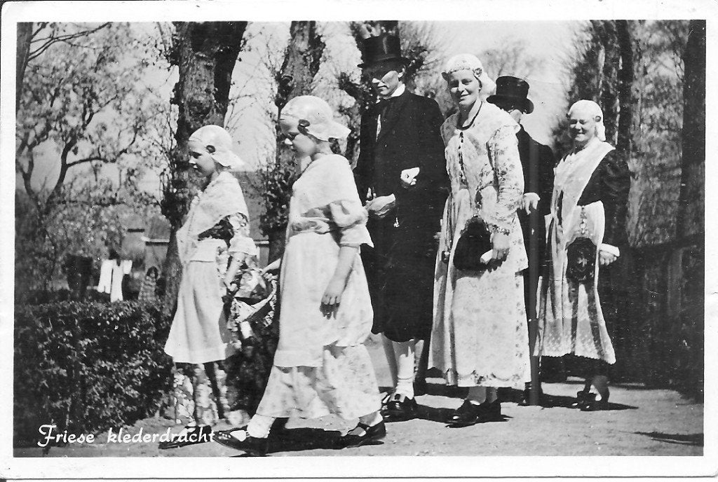 Oude ansichtkaart Friese klederdracht - Ongelopen, Ophalen of Verzenden, 1940 tot 1960, Ongelopen, Friesland