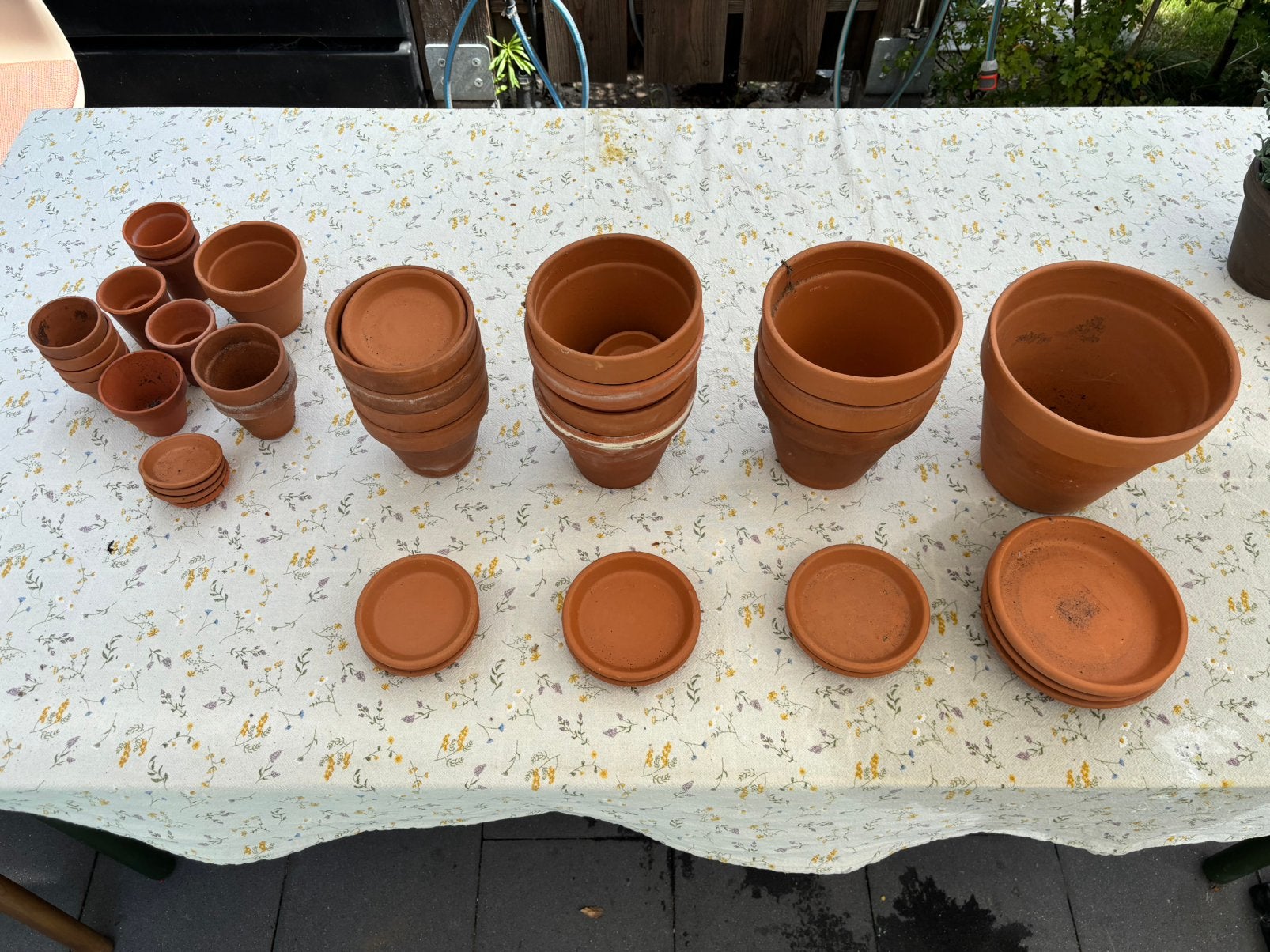 Partij 24 terracotta bloempotten + 19 schotels diverse maten, Ophalen, Rond, Zo goed als nieuw, Tuin