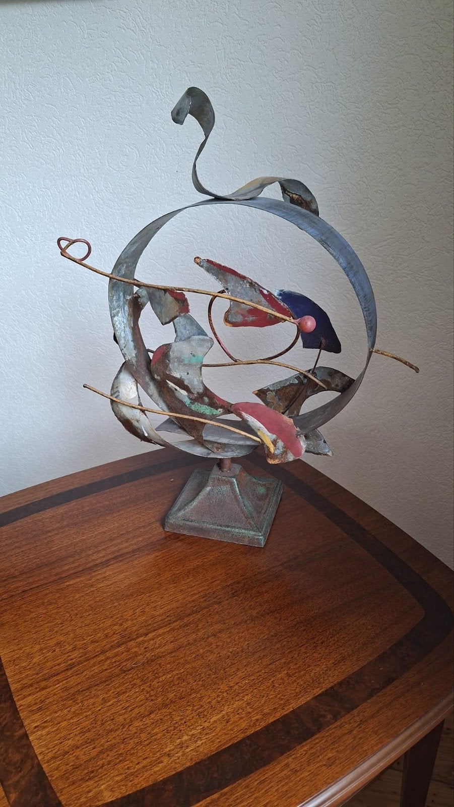 Abstract metalen sculptuur op sokkel, Ophalen, Gepatineerd, 50 - 100 cm, Beeld