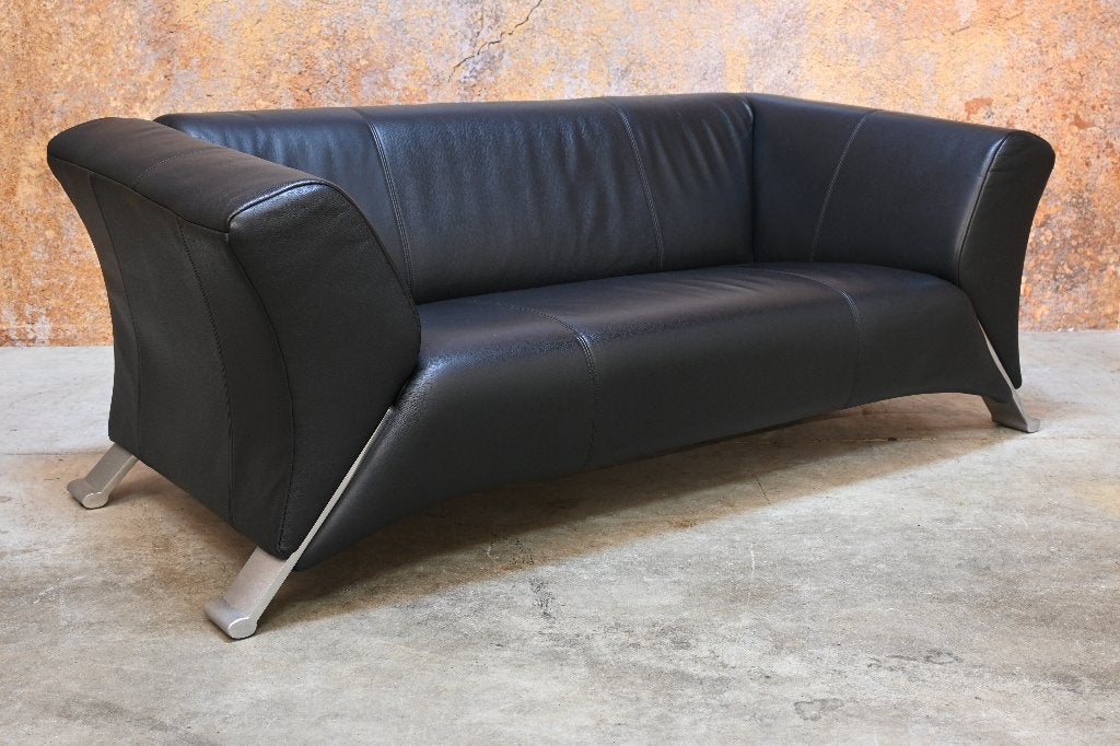 ZGANieuw zwarte leren Rolf Benz 322 design bank, Huis en Inrichting, Tweepersoons, 75 tot 100 cm, Zo goed als nieuw, Rechte bank