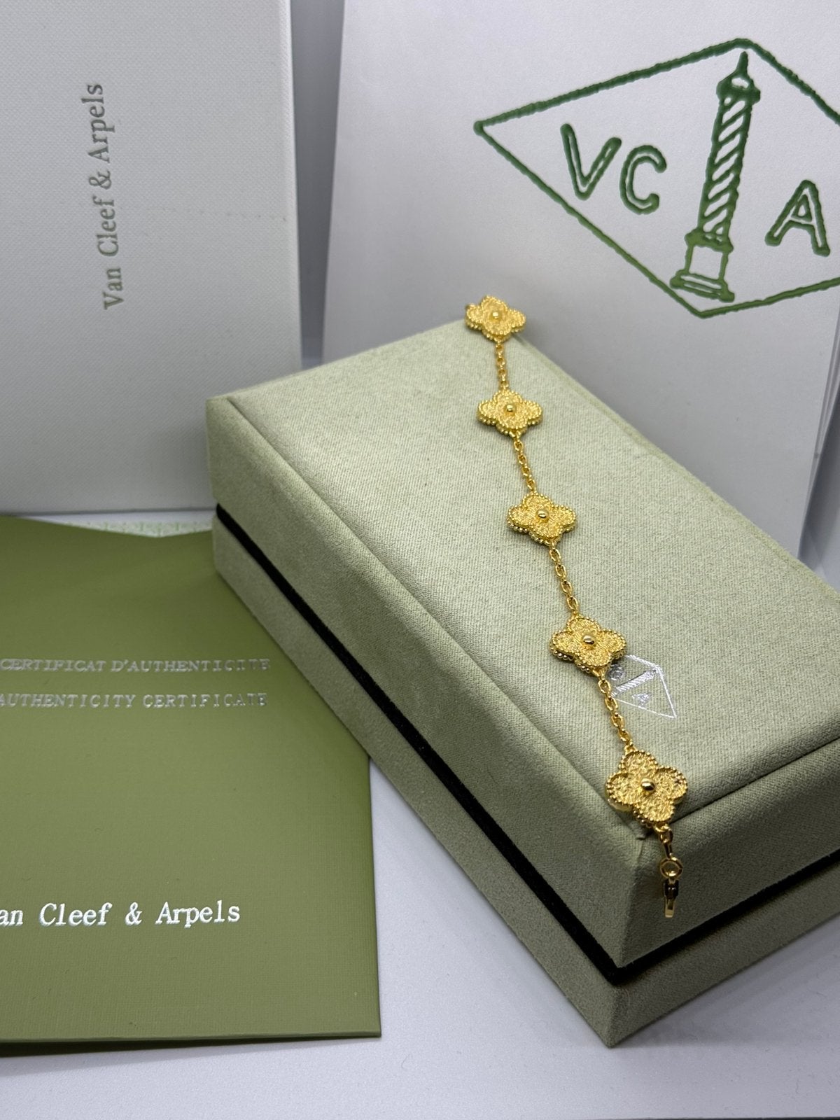 Van Cleef & Arpels Alhambra - Armband, Ophalen of Verzenden, Zo goed als nieuw, Goud