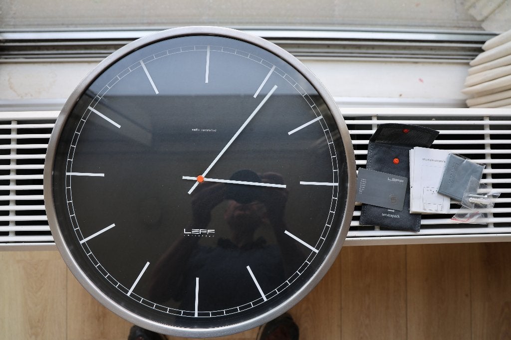LEFF Amsterdam ONE 45cm – Klok stelt zichzelf automatisch in, Radiogestuurd, Analoog, Ophalen of Verzenden, Wandklok