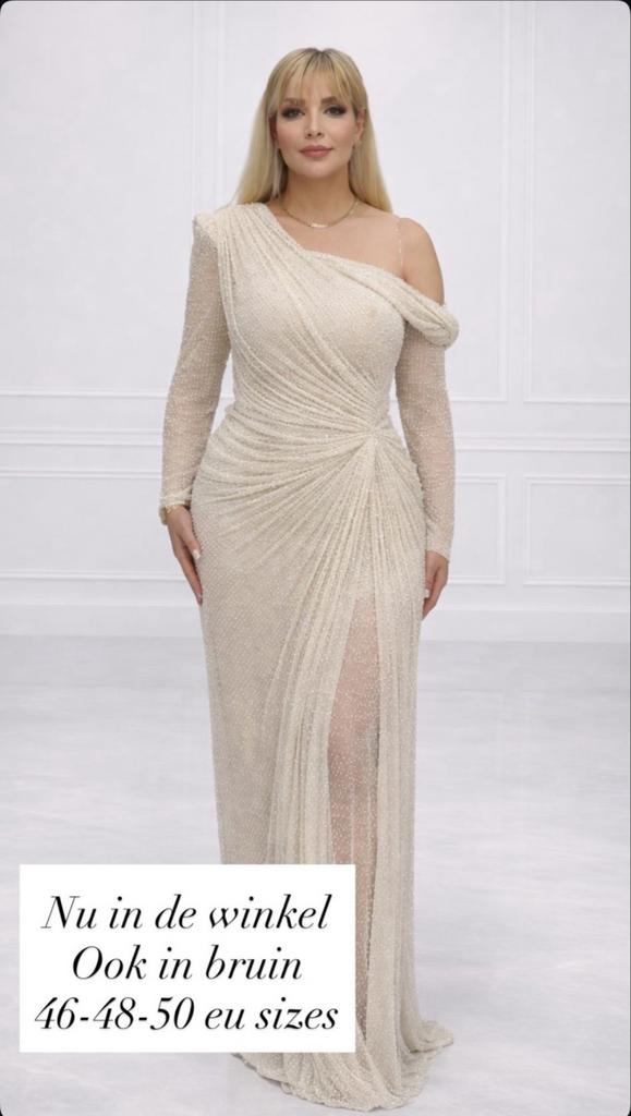 Elegante Avondjurk Maat 46 met Split en steentjes, Beige, Maat 46/48 (XL) of groter, Nieuw, Ophalen of Verzenden