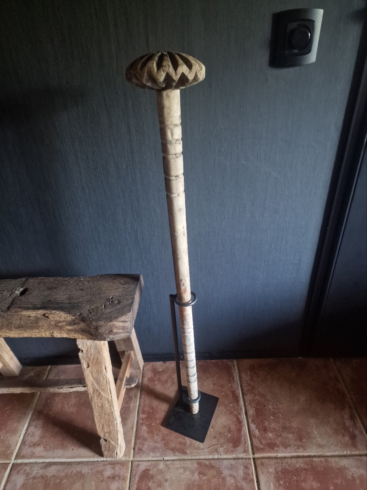 Oude houten boter stamper met statief H 95 cm, Ophalen, Zo goed als nieuw