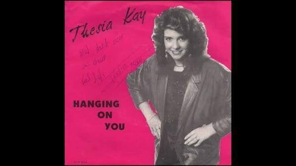 Pop / Dance Single : Thesia Kay - Hanging on You, Gebruikt, 7 inch, Ophalen of Verzenden, Fotohoes