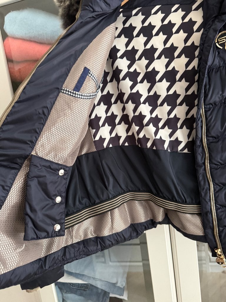 Foto 2 van Super mooie jas was 1600 euro nu € 150 euro koopje