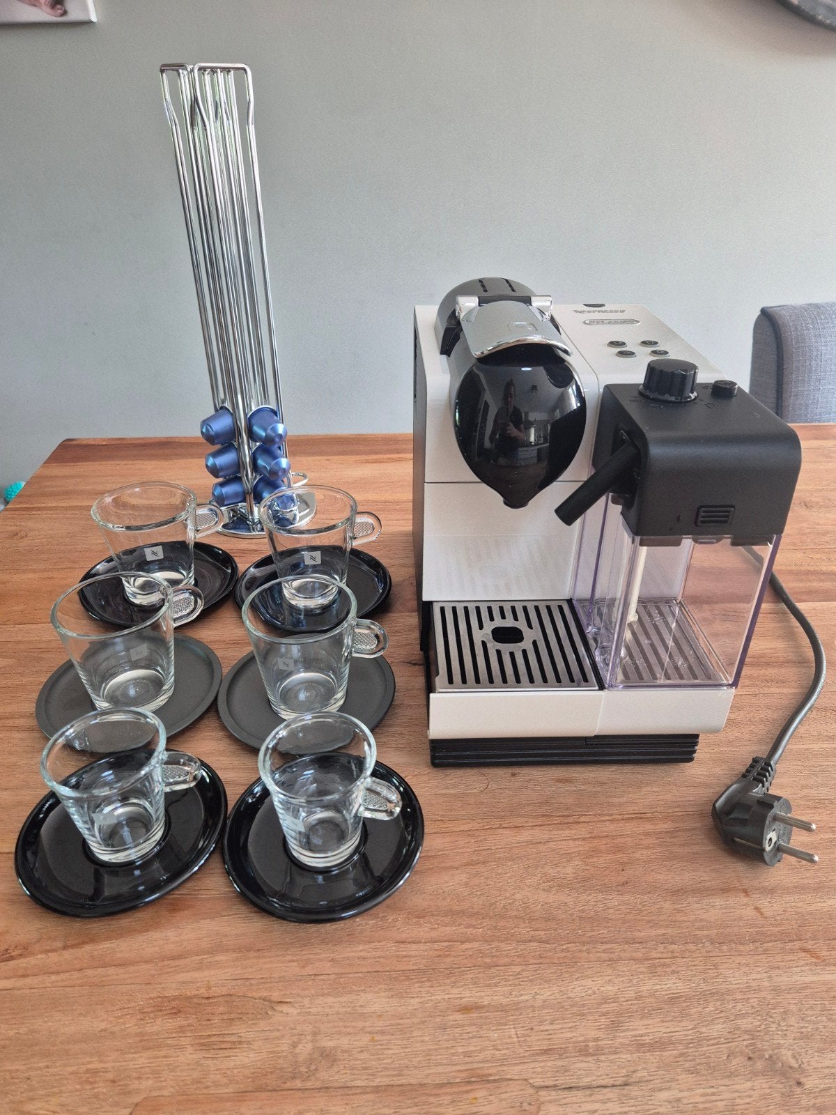 Nespresso DeLonghi EN520.W Lattissima met accessoires, Witgoed en Apparatuur, Koffiezetapparaten, Ophalen, Espresso apparaat, Koffiepads en cups
