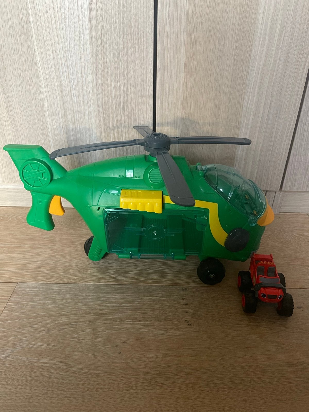Grote groene helikopter met Blaze autootje, Ophalen of Verzenden, Zo goed als nieuw