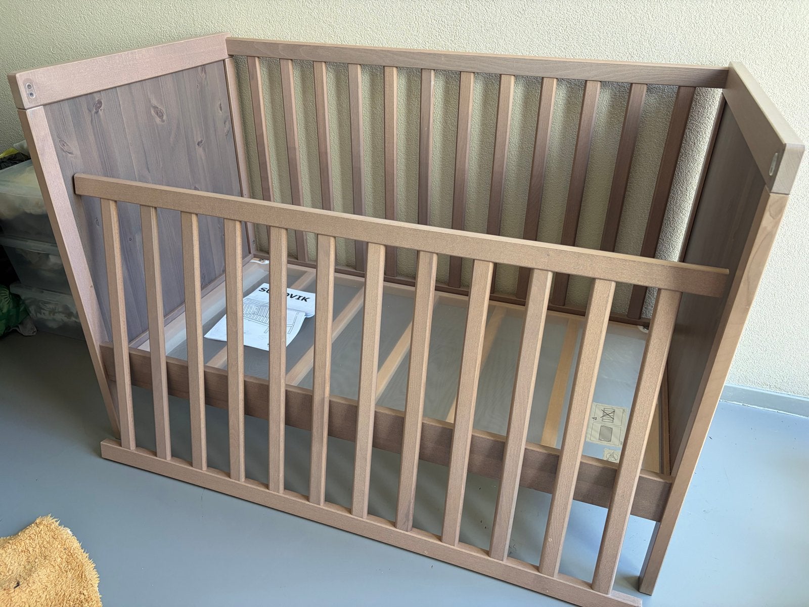 IKEA SUNDVIK Ledikant en Commode - Grijsbruin, Ophalen, Zo goed als nieuw, Ledikant