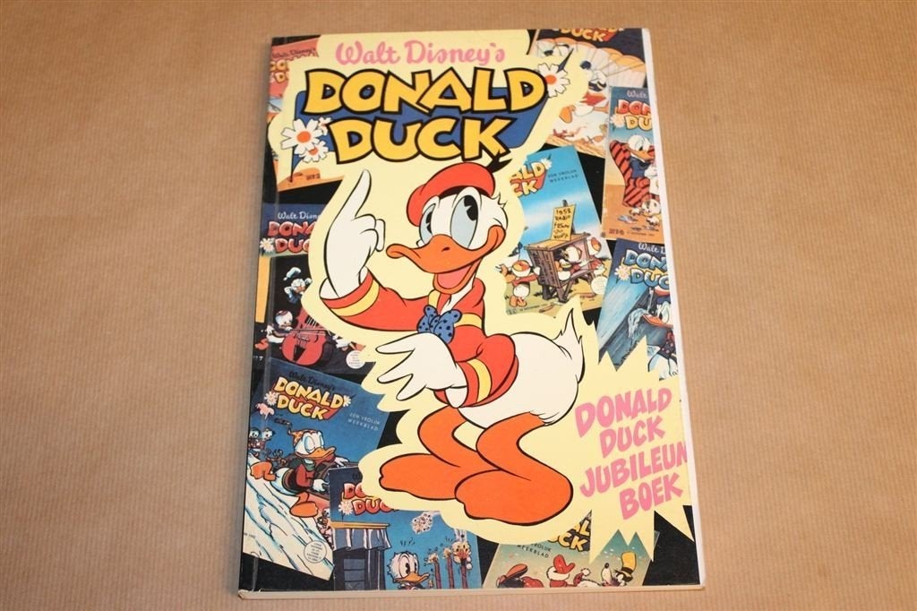 Donald Duck Jubileumboek — Eerste 10 Nummers uit 1952, Eén stripboek, Ophalen of Verzenden, Gelezen