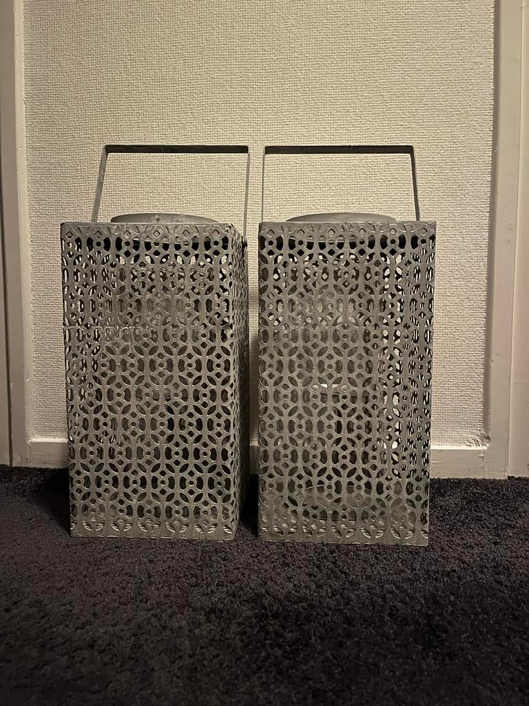 2 Stoere Windlichten Metaal met Glazen Stolpen, Ophalen, Zo goed als nieuw