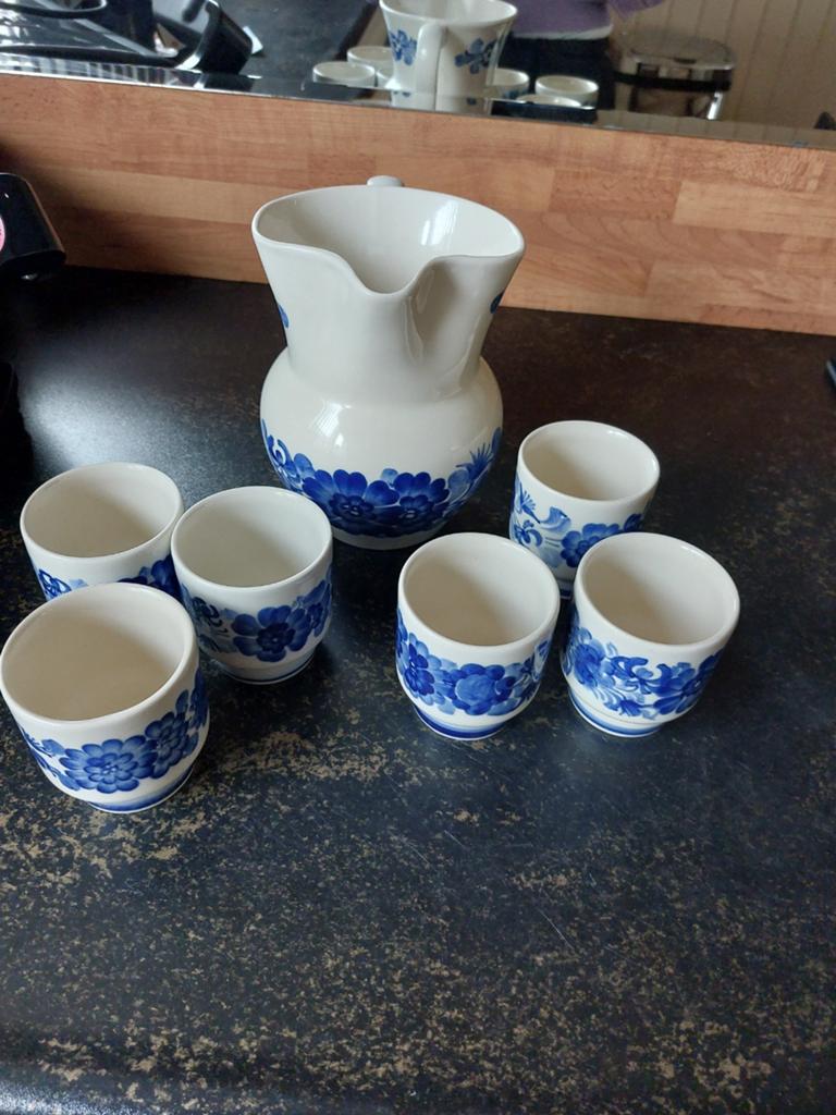 Melkstel: Schenkkan met 6 bekers - Wloclawek, Made in Poland, Gebruikt, Keramiek, Ophalen of Verzenden, Overige stijlen