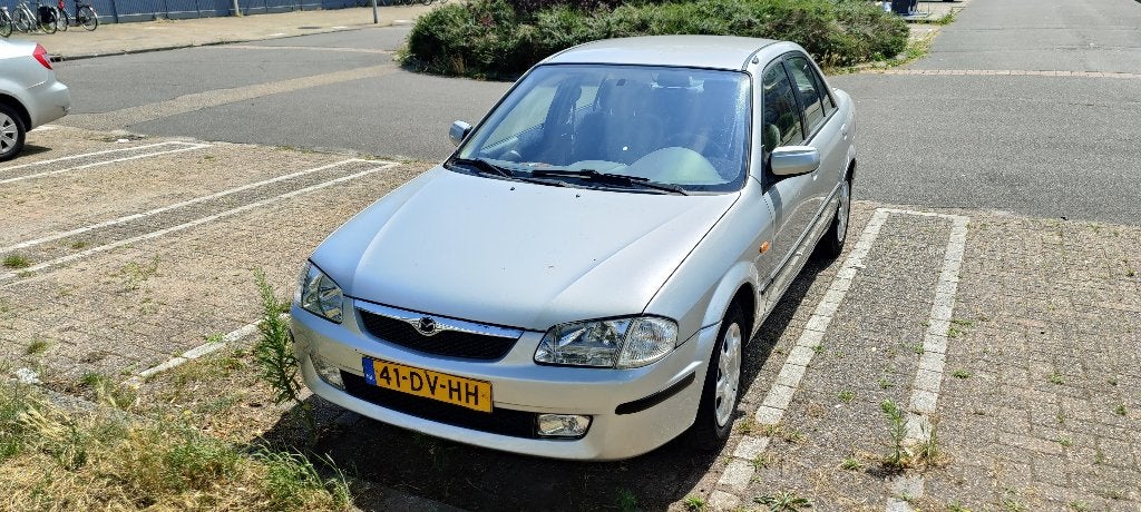 Mazda 323 1.5 SDN LX AUT 2000 Grijs, Auto's, Mazda, Particulier, Benzine, Sedan, Automaat, Origineel Nederlands, Zilver of Grijs