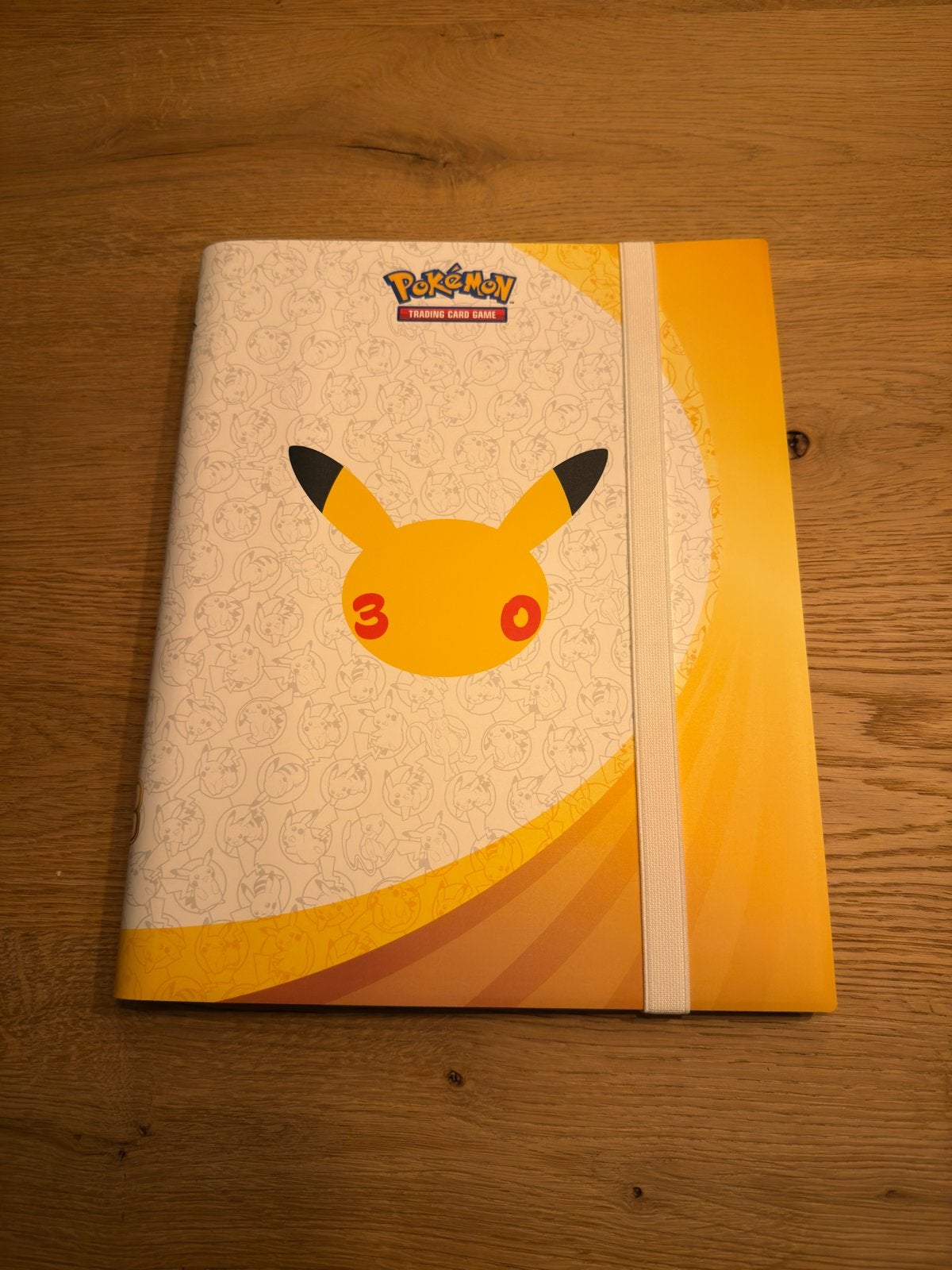 Pokémon 30th Celebrations Binder - Pikachu Editie, Ophalen of Verzenden, Nieuw, Boek of Catalogus