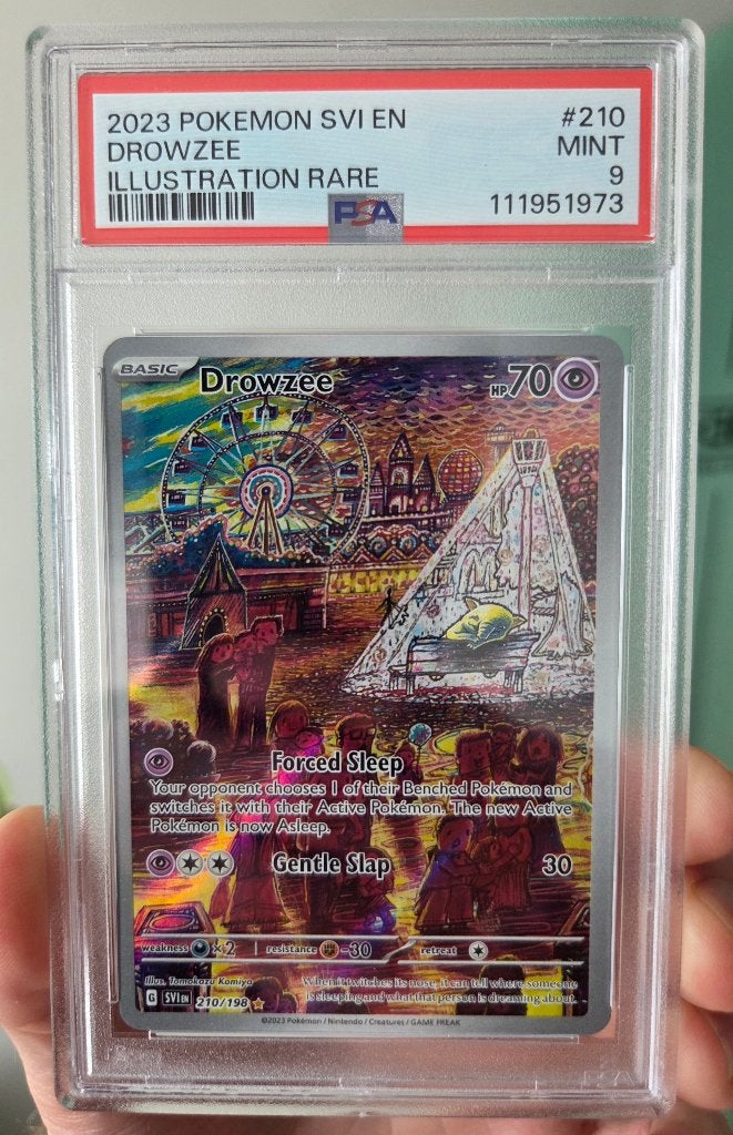 PSA9 Drowzee #210 Illustration Rare Pokemon Scarlet & Violet, Ophalen of Verzenden, Zo goed als nieuw, Losse kaart, Foil